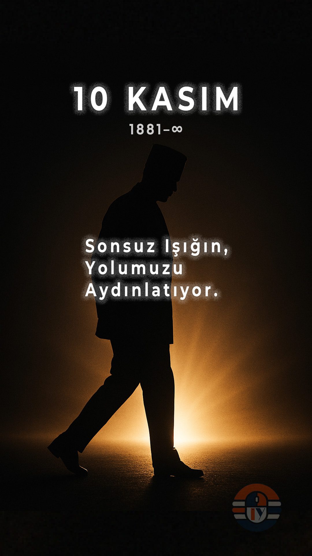 İçerik Yöneticisi tarafından hazırlanmış 10 Kasım Atatürk’ü Anma Günü sosyal medya postu. Loş ışıkta yürüyen Atatürk silüeti, “Sonsuz Işığın, Yolumuzu Aydınlatıyor” yazısı ile birlikte.